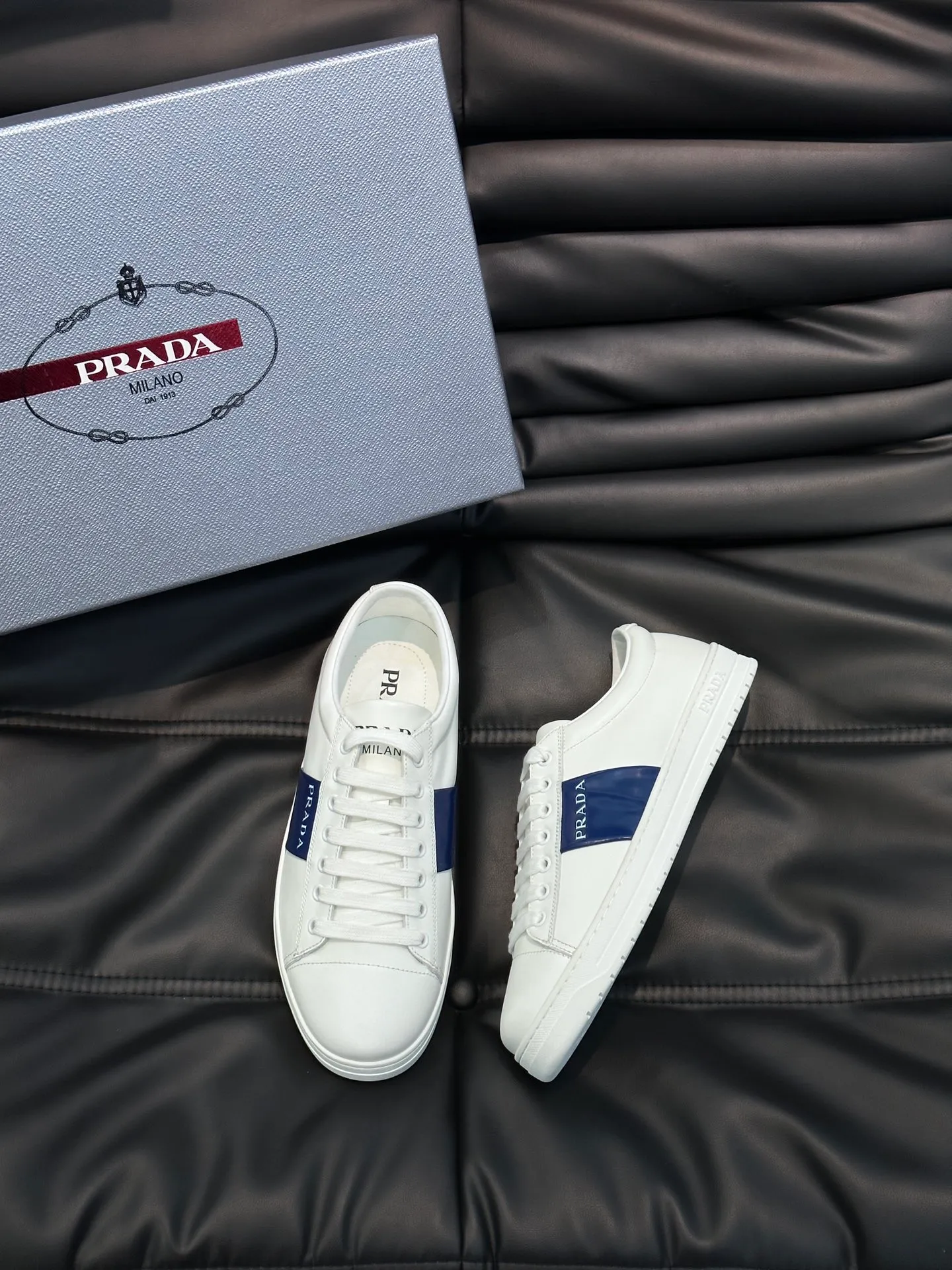 Men's shoes 💰p360 "Men's shoes 💰pRAD*" Prada's new high-end men's casual sports shoes. This leather sports shoe uses calfskin upper. The body of the shoe interprets the Prada letter brand logo from multiple angles. The brand logo is embellished on one side of the upper, all explaining the brand style. Sheepskin lining, lightweight, comfortable and durable! Size: 38-44